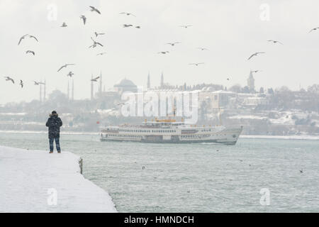 Nourrir les mouettes qui ont une vue sur la péninsule historique au winter ,Uskudar Istanbul,Turquie, Banque D'Images