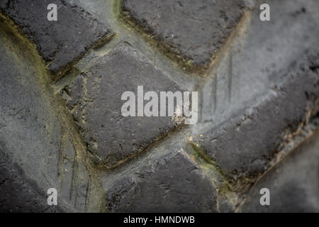 Un gros plan d'un vieux pneu du tracteur. Banque D'Images