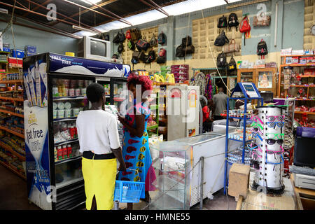 KENYA Turkana, Lodwar, petit supermarché vendant les produits alimentaires et autres biens de la demande journalière / KENIA, kleiner Dach Photovoltaik, Kasse Banque D'Images