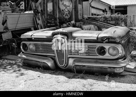 Allée de l'essence - gaz classique sur la route basse de Taos au Nouveau-mexique dispose d'automobiles et de souvenirs historiques liés ainsi que des morceaux de vieilles voitures. Banque D'Images