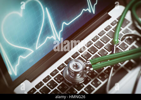 En ligne santé concept. stethoscope on laptop keyboard Banque D'Images