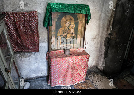 Jérusalem, Israël - 27 octobre 2013 : Marie avec l'enfant dans l'entrée de la chapelle éthiopienne dans l'église du Saint-Sépulcre à Jérusalem. Banque D'Images