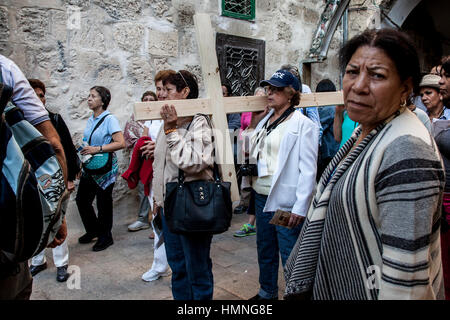 Jérusalem, Israël - 27 octobre 2013 : pèlerins internationaux portent une croix en bois au moyen de stations Via Dolorosa dans une vieille ville de Jérusalem. Banque D'Images