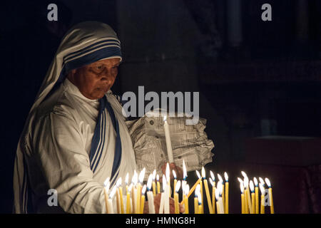 Jérusalem, Israël - 27 octobre 2013 : Amérique religieuse catholique allume une bougie dans l'église du Saint-Sépulcre à Jérusalem Banque D'Images