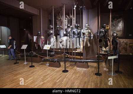 Musée de l'armée polonaise à Varsovie, Pologne, de l'intérieur, Hussar et plaque de cavalerie d'armures à Sobieski Hall, 17ème siècle l'armement Banque D'Images