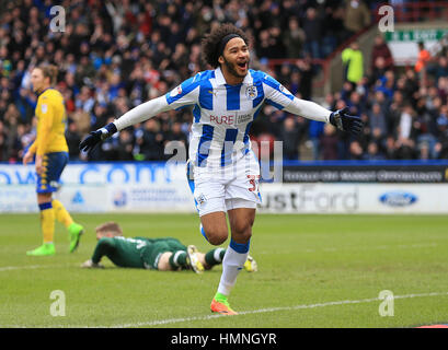 Huddersfield Town's Ésaïe Brown fête marquant son premier but de côtés du jeu pendant le match de championnat Sky Bet à la John Smith's Stadium, Huddersfield. Banque D'Images