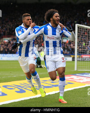 Huddersfield Town's Ésaïe Brown (à droite) célèbre marquant son but premier du côté du jeu avec Elias Kachunga pendant le match de championnat Sky Bet à la John Smith's Stadium, Huddersfield. Banque D'Images