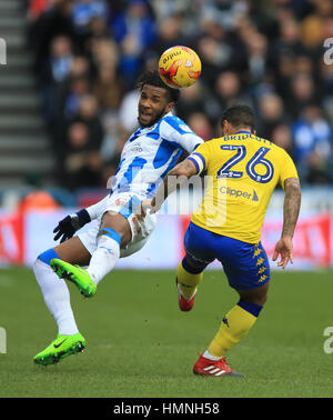 Huddersfield Town's Kasey Palmer (à gauche) et Liam Bridcutt de Leeds United bataille pour le ballon pendant le match de championnat Sky Bet à la John Smith's Stadium, Huddersfield. Banque D'Images