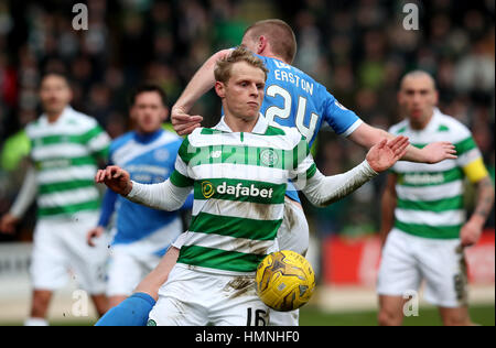 St Johnstone's Brian Easton et Gary Celtic les Mackay-Steven bataille pour le ballon pendant le match de championnat écossais de Ladbrokes McDiarmid Park, Perth. Banque D'Images