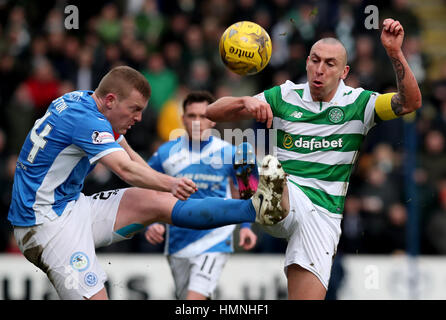 St Johnstone's Brian Easton et Scott Brown du Celtic bataille pour le ballon pendant le match de championnat écossais de Ladbrokes McDiarmid Park, Perth. Banque D'Images