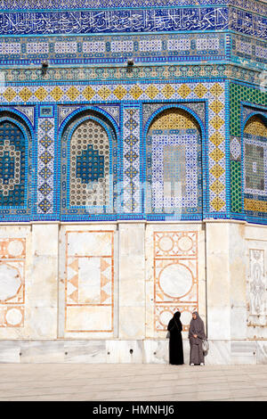 Jérusalem, Israël - 23 jan 2011 : deux femmes sur le Dôme du rocher sur le mont du Temple à Jérusalem. Banque D'Images