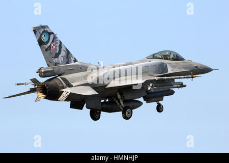LEEUWARDEN, Pays-Bas - Apr 21, 2016 : Polish Air Force F-16 Fighter jet landing pendant l'exercice Frisian Flag. L'exercice est considéré comme l'un des Banque D'Images