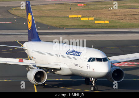 DUSSELDORF, ALLEMAGNE - DEC 16, 2016 : Airbus A320 de Lufthansa le roulage jusqu'à la porte après l'atterrissage sur l'aéroport de Düsseldorf Banque D'Images