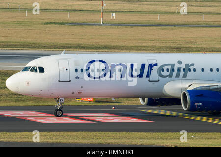 DUSSELDORF, ALLEMAGNE - DEC 16, 2016 : Airbus A321 à partir de OnurAir le roulage à l'entrée de l'aéroport de Düsseldorf. Banque D'Images