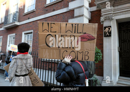 Anti protestataires avec Donald Trump comb sur poster "Nous allons sur Comb' de la Marche des femmes sur London UK 21 janvier 2017 KATHY DEWITT Banque D'Images