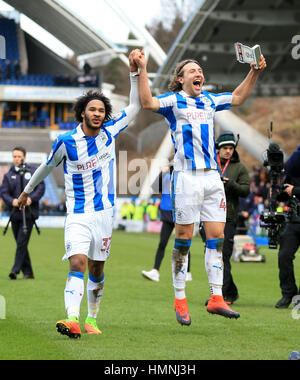 Huddersfield Town's marqué Michael Héfèle (droite) et Ésaïe Brown célèbrent après le coup de sifflet final lors de la Sky Bet Championship match à la John Smith's Stadium, Huddersfield. Banque D'Images