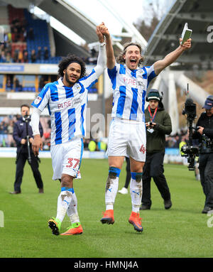 Huddersfield Town's marqué Michael Héfèle (droite) et Ésaïe Brown célèbrent après le coup de sifflet final lors de la Sky Bet Championship match à la John Smith's Stadium, Huddersfield. Banque D'Images