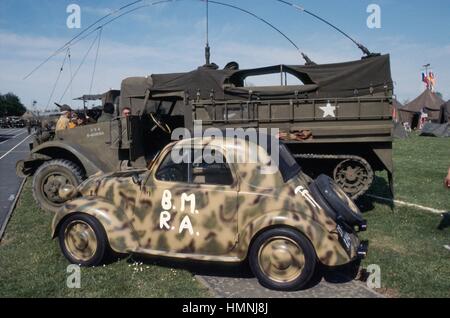 Normandie (France), des anciens combattants et des collectionneurs de véhicules militaires d'époque participer les cérémonies annuelles de commémoration de la débarquement allié de juin 1944 ; Fiat Topolino comme utilisés par les partisans français (reconstruite par un vintage photo) Banque D'Images