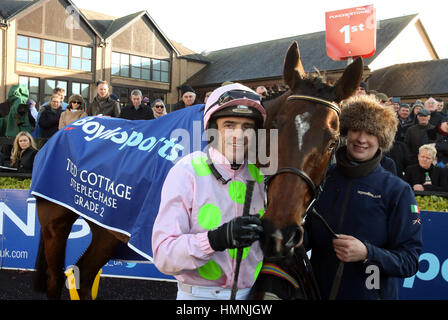 Douvan et jockey Ruby Walsh après avoir remporté le BoyleSports lié au cours de steeplechase Cottage Cottage Chase BoyleSports lié au jour de Punchestown, Naas, comté de Kildare. Banque D'Images