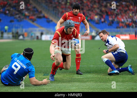 Pays de Galles' Jonathan Davies célèbre marquant son premier essai de l'équipe durant le tournoi des 6 Nations match au Stadio Olimpico, Rome. Banque D'Images