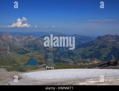 Paysage d'été dans les Alpes suisses. Lake Trubsee. Vue depuis le mont Titlis à Engelberg. Banque D'Images