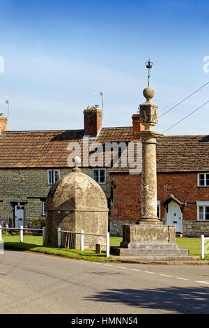 Le village green, High Street, Steeple Ashton, Wiltshire, Royaume-Uni. Banque D'Images