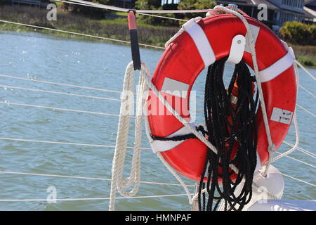 Lifesaver rouge vif sur un bateau Banque D'Images