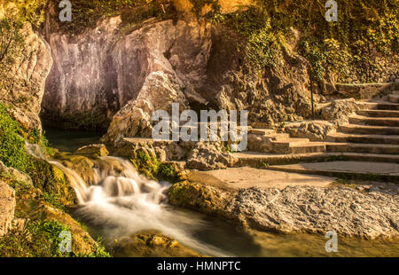 Situé à 3 km de Callosa d'en Sarrià, à seulement 15 km de Benidorm, l'Chutes d'Algar sont une des ressources touristiques de la Costa Blanca. Banque D'Images