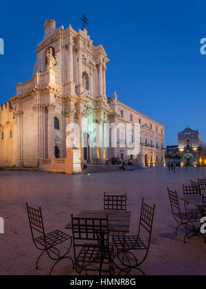 Ortigia, Syracuse (Syracuse). La "Piazza Duomo' square avec la façade du Duomo (cathédrale) éclairé par les projecteurs. Dans l'arrière-plan le c Banque D'Images