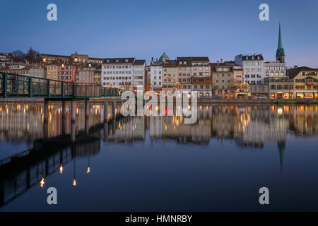 Rangée de maisons de la vieille ville de Zurich compte sur la Limmat la nuit,la Suisse. Banque D'Images