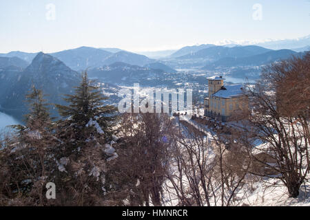 Monte Bré, Suisse - le 22 février. 2015 : paysage d'hiver de Monte Brè. Vue du village de bre et le golfe de Lugano Banque D'Images