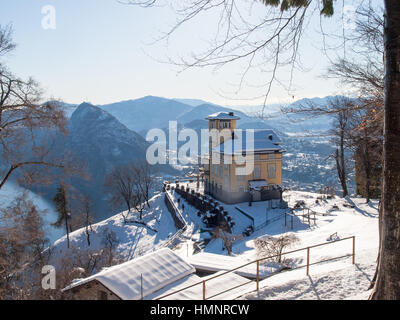 Monte Bré, Suisse - le 22 février. 2015 : paysage d'hiver de Monte Brè. Vue du sommet restaurant, actuellement fermé pour l'hiver. Beaucoup d' Banque D'Images