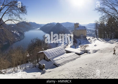 Monte Bré, Suisse - le 22 février. 2015 : paysage d'hiver de Monte Brè. Vue du sommet restaurant, actuellement fermé pour l'hiver. Beaucoup d' Banque D'Images