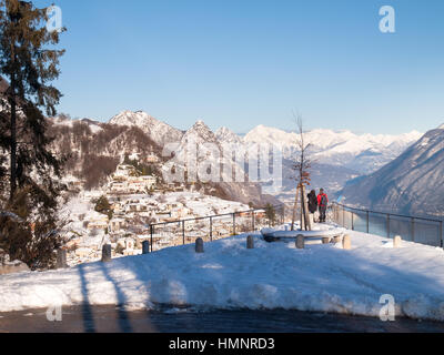 Monte Bré, Suisse - le 22 février. 2015 : paysage d'hiver de Monte Brè. Vue sur le village de Brè avec deux touristes qui observent la vue d'un Banque D'Images