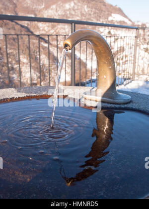 Monte Bré, Suisse - le 22 février. 2015 : paysage d'hiver de Monte Brè. Petite fontaine d'eau artistique situé sur le toit-terrasse du Monte Brè Banque D'Images