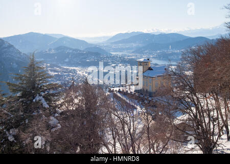 Monte Bré, Suisse - le 22 février. 2015 : paysage d'hiver de Monte Brè. Vue du village de bre et le golfe de Lugano Banque D'Images