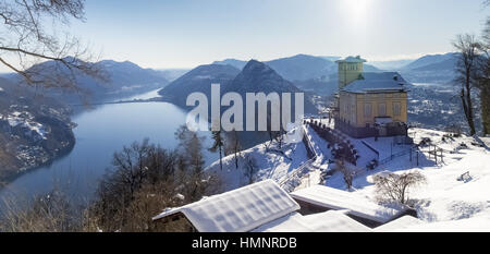 Monte Bré, Suisse - le 22 février. 2015 : paysage d'hiver de Monte Brè. Vue du sommet restaurant, actuellement fermé pour l'hiver. Beaucoup d' Banque D'Images