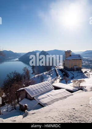 Monte Bré, Suisse - le 22 février. 2015 : paysage d'hiver de Monte Brè. Vue du sommet restaurant, actuellement fermé pour l'hiver. Beaucoup d' Banque D'Images