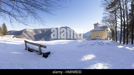 Monte Bré, Suisse - le 22 février. 2015 : paysage d'hiver de Monte Brè. Vue du sommet restaurant, actuellement fermé pour l'hiver. Beaucoup d' Banque D'Images