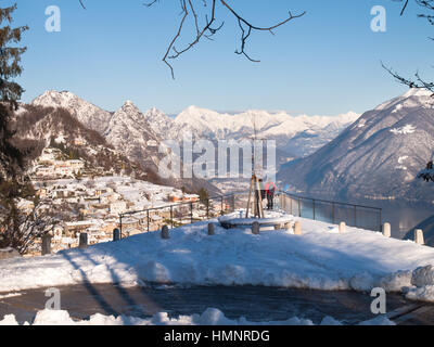 Monte Bré, Suisse - le 22 février. 2015 : paysage d'hiver de Monte Brè. Vue sur le village de Brè avec deux touristes qui observent la vue d'un Banque D'Images