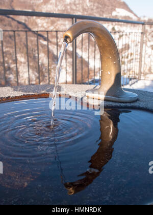 Monte Bré, Suisse - le 22 février. 2015 : paysage d'hiver de Monte Brè. Petite fontaine d'eau artistique situé sur le toit-terrasse du Monte Brè Banque D'Images