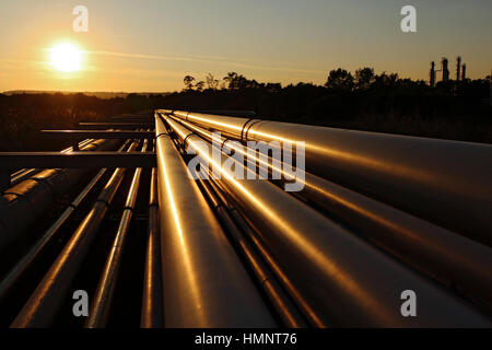 Système de canalisation en acier doré pendant le coucher du soleil Banque D'Images