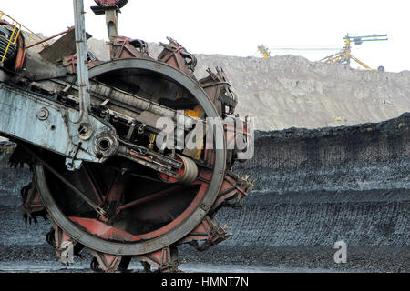 Machine minière dans la mine de charbon brun Banque D'Images