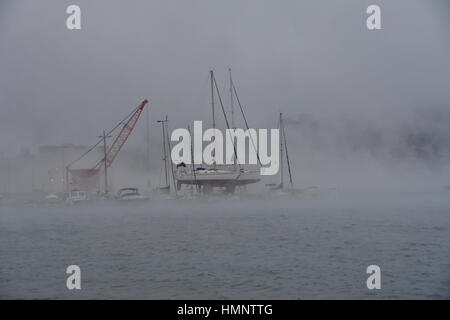 Les vapeurs d'eau passer de la mer à Nauplie, Péloponnèse, Grèce, 07 janvier 2017. Une vague de froid à travers la Grèce a entraîné une baisse spectaculaire des températures et Banque D'Images