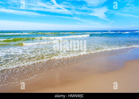 Vue magnifique sur la mer des vagues sur la plage de la mer Baltique, Debki, Pologne Banque D'Images