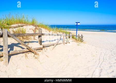 Clôture en bois d'entrée de belle Lubiatowo plage, mer Baltique, Pologne Banque D'Images
