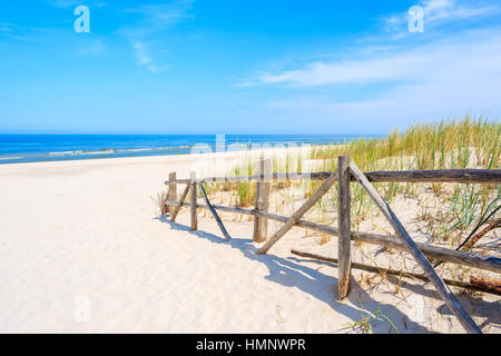 Clôture en bois d'entrée de la plage de sable blanc, mer Baltique, Pologne Banque D'Images