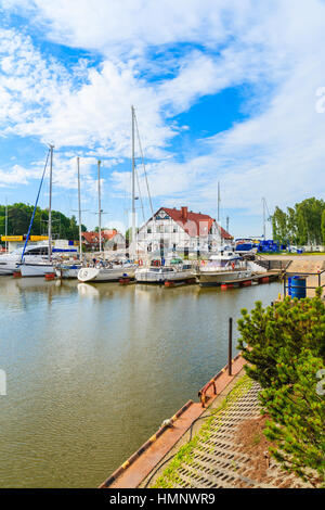 PORT DE LEBA, POLOGNE - JUN 21, 2016 : Bateaux à voile amarre en petit port Leba sur la côte de la mer Baltique, la Pologne. Banque D'Images