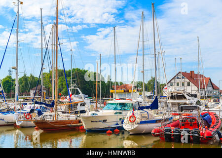 PORT DE LEBA, POLOGNE - JUN 21, 2016 : Bateaux à voile amarre en petit port Leba sur la côte de la mer Baltique, la Pologne. Banque D'Images