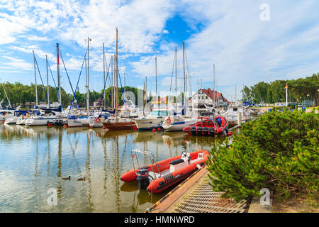 PORT DE LEBA, POLOGNE - JUN 21, 2016 : Bateaux à voile amarre en petit port Leba sur la côte de la mer Baltique, la Pologne. Banque D'Images